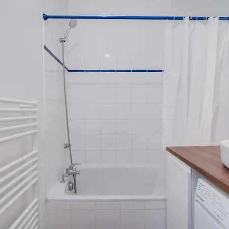 Apartament With Parking In The Heart Of Chartrons *