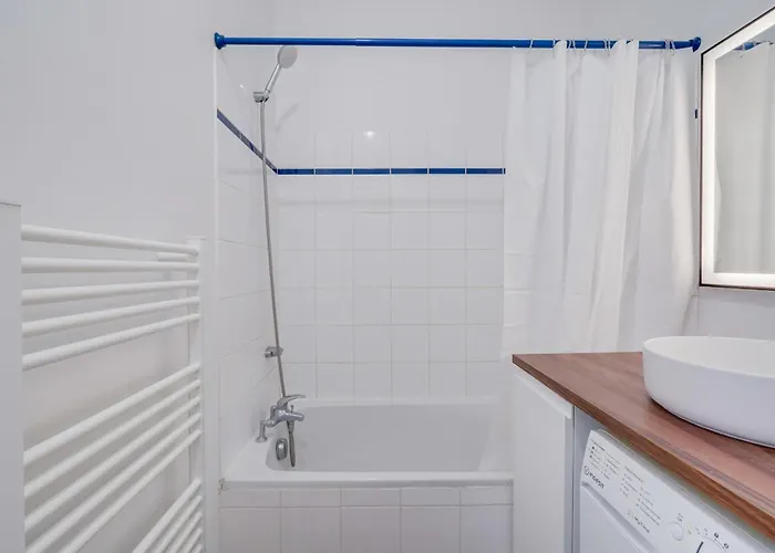 Apartman With Parking In The Heart Of Chartrons *
